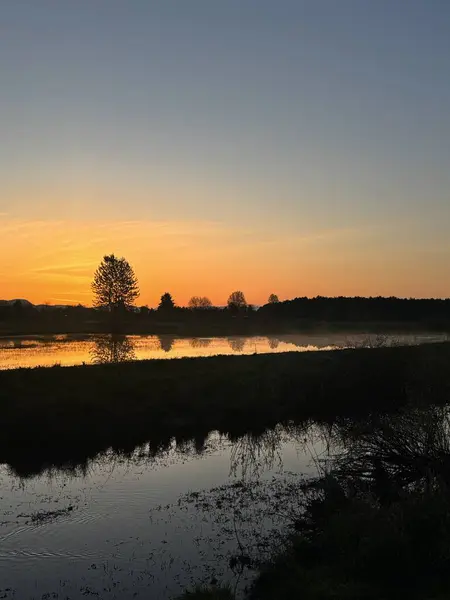Kuzeybatı Pasifik 'te güzel ve canlı bir gün doğumu..