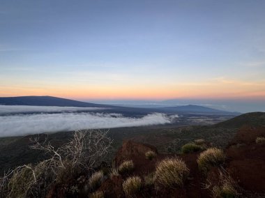 Dağların üzerinde güzel tropikal gün doğumu