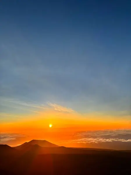 güzel tropikal gün doğumu dağın üzerinde