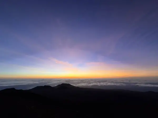 Güzel sabah gökyüzü, dağların üstünde yükseklik manzarası.