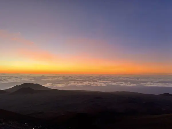 Güzel sabah gökyüzü, dağların üstünde yükseklik manzarası.