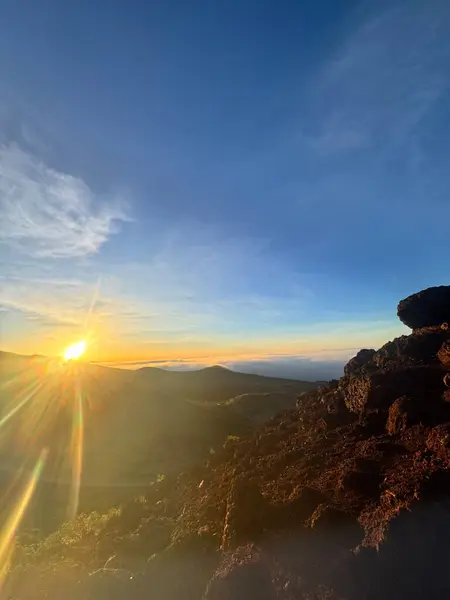 Dağların üzerinde güzel tropikal gün doğumu