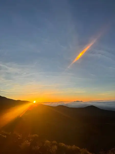 Dağların üzerinde güzel tropikal gün doğumu