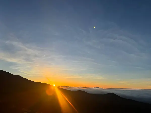 Dağların üzerinde güzel tropikal gün doğumu