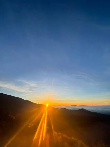Dağların üzerinde güzel tropikal gün doğumu