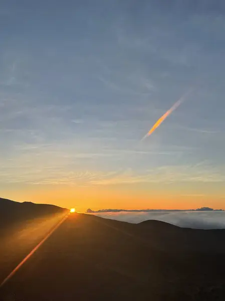 Dağların üzerinde güzel tropikal gün doğumu