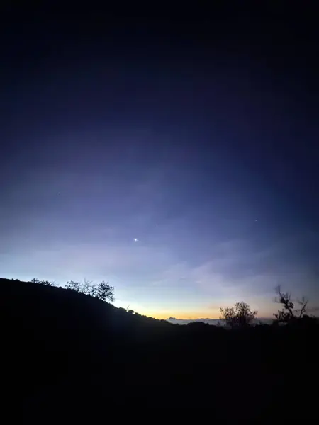 Dağların üzerinde güzel tropikal gün doğumu