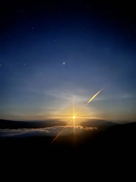 Güzel gece gökyüzü Sabah yıldızlarla ve ayla