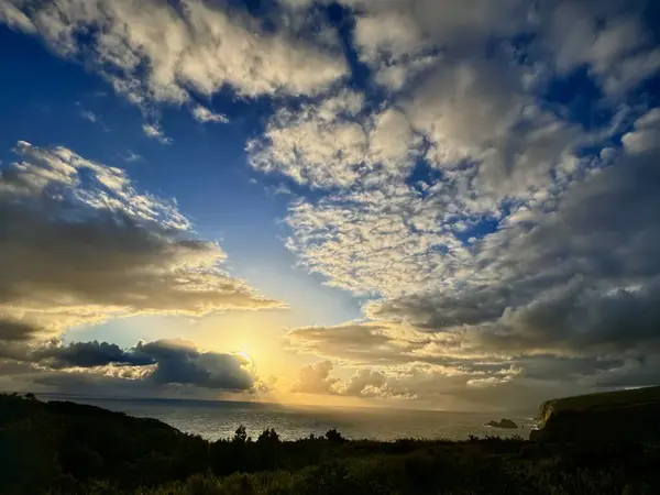 Güzel tropikal gün doğumu denizin üzerinde