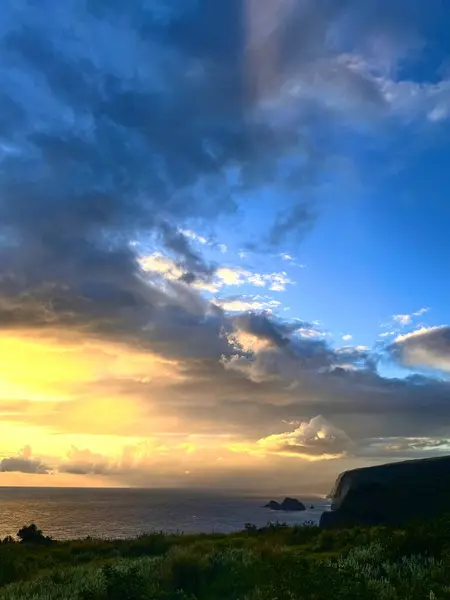 Güzel tropikal gün doğumu denizin üzerinde