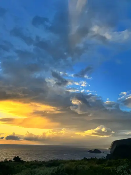 Güzel tropikal gün doğumu denizin üzerinde