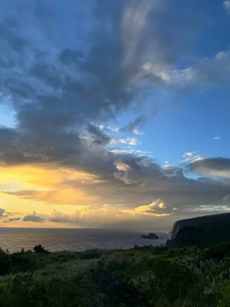 Güzel tropikal gün doğumu denizin üzerinde