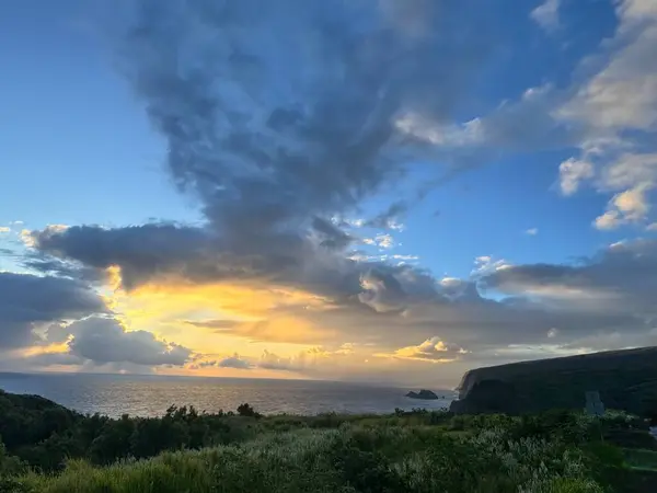 Güzel tropikal gün doğumu denizin üzerinde