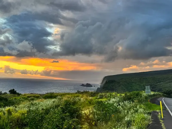 Güzel tropikal gün doğumu denizin üzerinde
