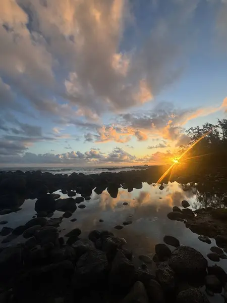 Güzel tropikal gün doğumu denizin üzerinde