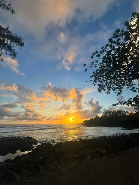 Güzel tropikal gün doğumu denizin üzerinde