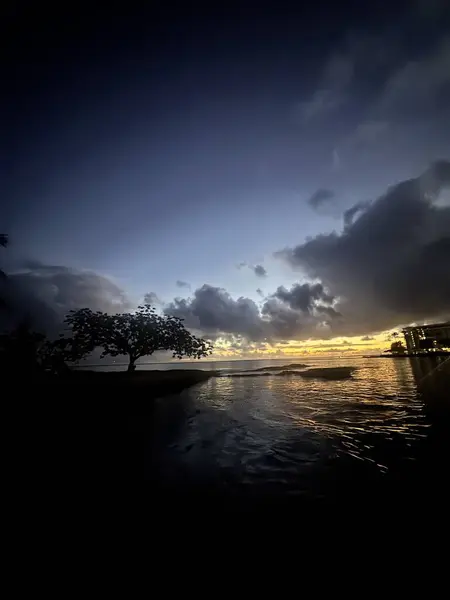 Güzel tropikal gün doğumu denizin üzerinde