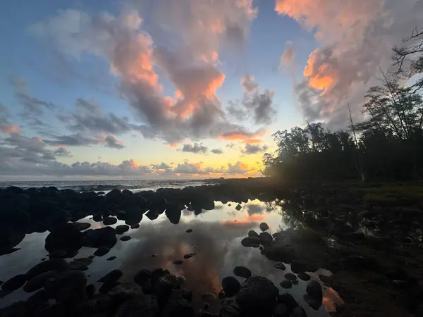 Güzel tropikal gün doğumu denizin üzerinde