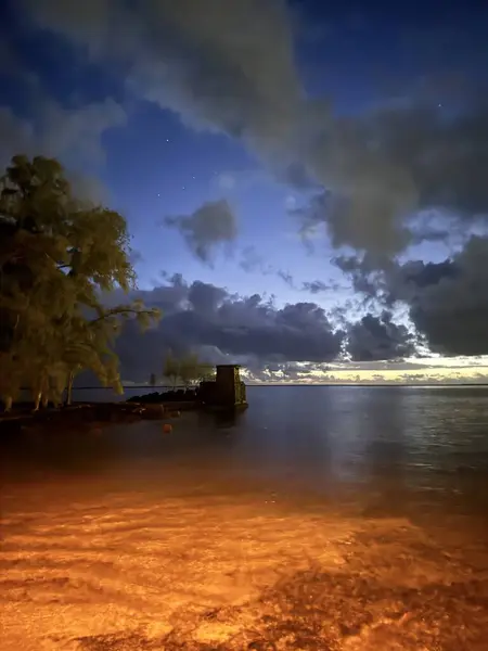 Güzel tropikal gün doğumu denizin üzerinde