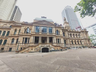 Sydney, Avustralya - Ocak 2023, 4: Sydney Town Hall, görkemli tarihi bina mimari detaylar.