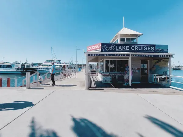 Avustralya Göl Girişi - Jan 2023, 8: Yanlarındaki rıhtımda gezinen bir baba ve oğul Peels Lake Cruise adlı bir tezgahtı.