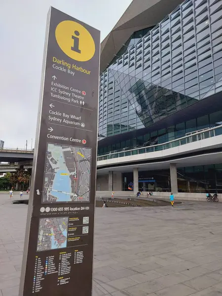 Etkileyici ICC Sydney 'nin önünde, canlı Darling Harbour bölgesinde ziyaretçilere rehberlik eden yararlı bir bilgi direği duruyor. İşaretin ayrıntılı haritası popüler çekimleri gösteriyor 