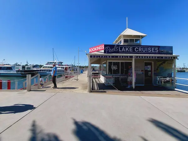 Lake Entrance, Avustralya - Ocak 2023, 8: Peels Lake Cruises 'da canlı bir yaz sahnesi. 