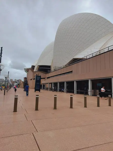 Sydney, Avustralya - Ocak 2023, 4: Sydney Opera Binası, Avustralya 'nın en ünlü simgelerinden biri..