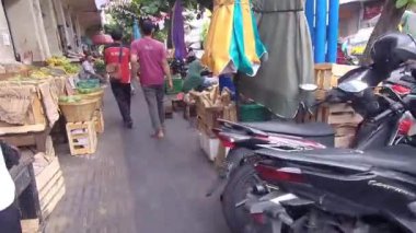 2024 yılında Surakarta kentindeki büyük pazarın atmosferi, Orta Java, Endonezya