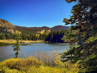 Sonbaharda dağ gölü