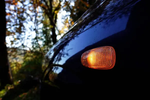 Autumn Reflection ile Otomobil Kenarı İşaretleme Işığının Kapanışı