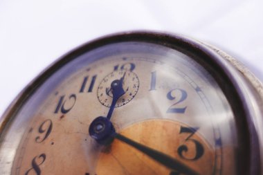 Saat 12 yönünde saat kollu eski bir saat.