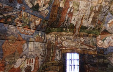 Polonya 'daki tarihi Ortodoks Kilisesi' nin iç duvarlarını kaplayan renkli dini resimler.