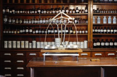 Şişeler, kavanozlar ve klasik ölçekli antika eczane düzeneği