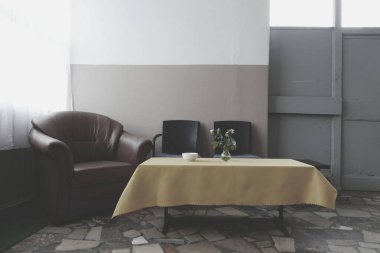 Sarı masa örtüleri olan samimi Vintage Odası