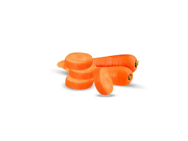 Beyaz arka planda dilimlenmiş havuç veya Daucus carota