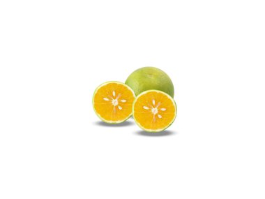 Beyaz arka planda izole edilmiş limonlu tatlı limon meyvesi.
