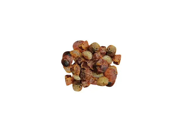 Piper nigrum veya Karabiber kurutulmuş meyveler beyaz arka planda izole