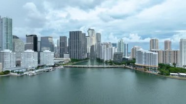 Brickell Körfezi ve Miami şehir merkezi hava manzarası