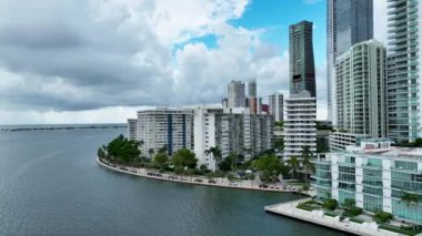 Miami 'nin aşağısındaki Brickell Körfezi' nin Hava Görüntüleri