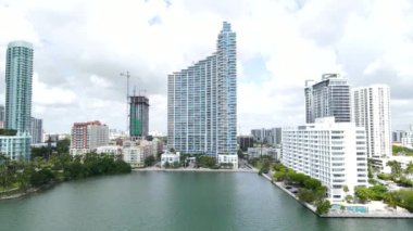 Edge Water, Downtown Miami ve Biscayne Bay Florida adalarının havadan görüntüsü.