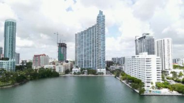 Edge Water, Downtown Miami ve Biscayne Bay Florida adalarının havadan görüntüsü.