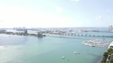 Edge Water, Downtown Miami ve Biscayne Bay Florida adalarının havadan görüntüsü.