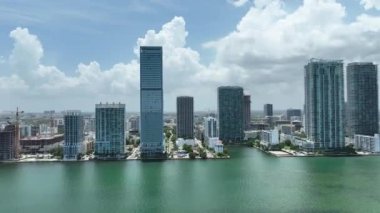 Edge Water, Downtown Miami ve Biscayne Bay Florida adalarının havadan görüntüsü.