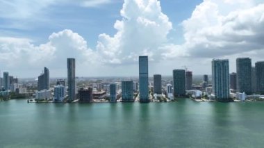 Edge Water, Downtown Miami ve Biscayne Bay Florida adalarının havadan görüntüsü.