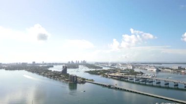 Edge Water, Downtown Miami ve Biscayne Bay Florida adalarının havadan görüntüsü.