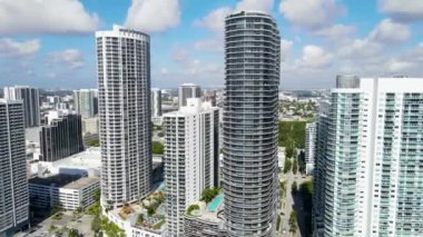 Edge Water, Downtown Miami ve Biscayne Bay Florida adalarının havadan görüntüsü.