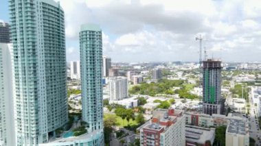 Edge Water, Downtown Miami ve Biscayne Bay Florida adalarının havadan görüntüsü.