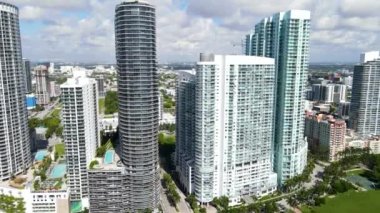 Edge Water, Downtown Miami ve Biscayne Bay Florida adalarının havadan görüntüsü.