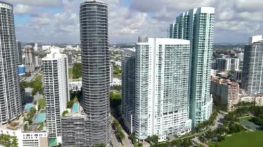 Edge Water, Downtown Miami ve Biscayne Bay Florida adalarının havadan görüntüsü.